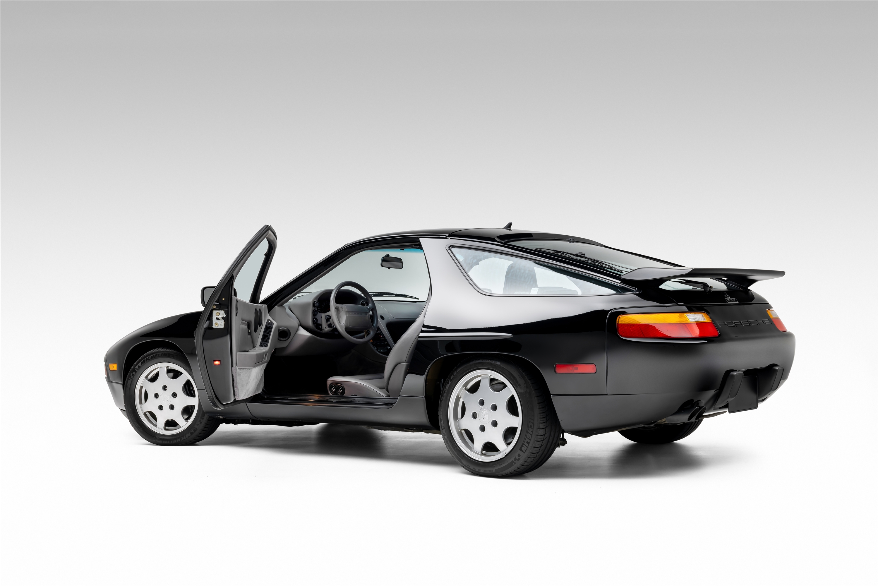 1991 Porsche 928 - Photo 11